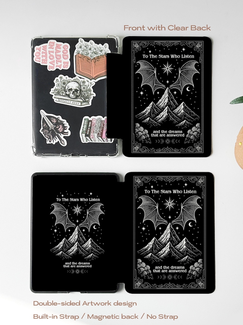 K&ouml;nnte beinhalten: Schwarze Tablet-H&uuml;lle mit doppelseitigem Design. Eine Seite zeigt eine detaillierte Illustration mit Bergen, Sternen und dem Text "To The Stars Who Listen". Die andere Seite hat Aufkleber mit verschiedenen Designs. Die H&uuml;lle hat einen integrierten Riemen und eine magnetische R&uuml;ckseite.