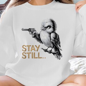 Diseño de pájaro divertido con frase "Quédate quieto", arte PNG digital para camisetas, pegatinas, proyectos de bricolaje, arte mural imprimible, descarga instantánea