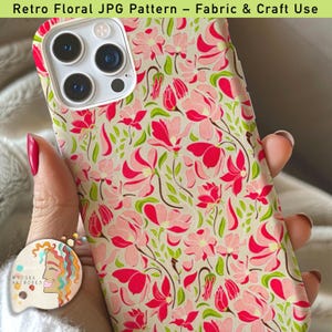 Op de afbeelding: Een telefoonhoesje met een retro bloemenpatroon. Het ontwerp toont roze en rode bloemen met groene bladeren op een crèmekleurige achtergrond. De tekst "Retro Floral JPG Pattern - Fabric & Craft Use" staat bovenaan.