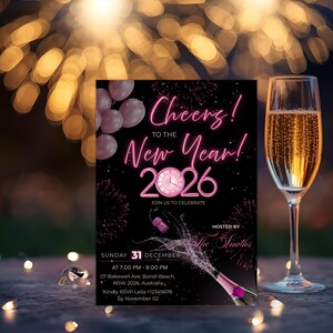 Puede incluir: Una invitación de fiesta de Nochevieja con el texto "Cheers! To the New Year! 2026." La invitación es negra con acentos rosas, con fuegos artificiales, globos y una botella de champán. Una copa de champán está en primer plano.