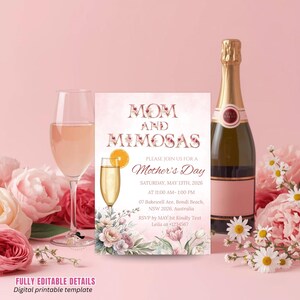 Peut inclure: Une invitation pour la fête des mères avec les mots "Mom and Mimosas" dans un design floral. L'invitation comprend un verre de champagne, une bouteille de champagne et un verre de boisson rose. Le fond est rose avec des fleurs.