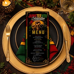 Puede incluir: Una tarjeta de menú de la celebración del Juneteenth con un fondo negro, con las palabras "Juneteenth Celebration" y "MENU" en oro. El menú enumera aperitivos, platos principales, guarniciones y postres. La tarjeta está en un plato con borde dorado con tenedor y cuchillo.