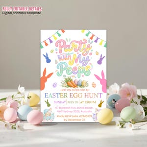 Op de afbeelding: Een digitale, printbare uitnodiging voor een paaseierenjacht in pastelkleuren. De uitnodiging bevat de tekst "Party with My Peeps" en "Easter Egg Hunt". Bevat illustraties van konijnen en eieren. Omringd door pastelkleurige paaseieren en bloemen.