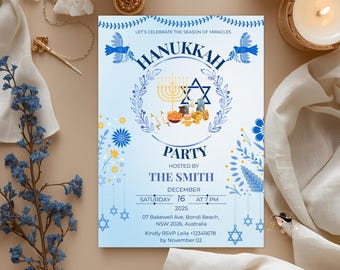 Könnte beinhalten: Eine Einladung zur Hanukkah-Party mit blauem und weißem Design. Die Einladung zeigt das Wort "Hanukkah" in einem kreisförmigen Design mit einer Menora und einem Davidstern. Die Einladung wird von The Smith veranstaltet und enthält Datum, Uhrzeit und Ort.