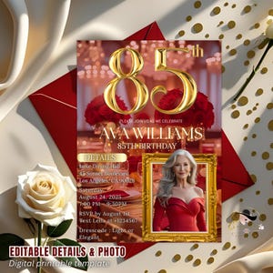 Puede incluir: Una invitación de cumpleaños imprimible digitalmente con números dorados que dicen "85º". La invitación incluye el nombre "Ava Williams" y los detalles del evento. También se incluye una foto enmarcada de una mujer con un vestido rojo. La invitación tiene un esquema de color rojo y dorado.