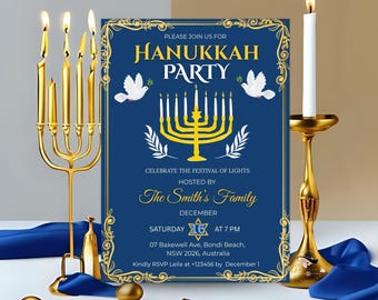 Könnte beinhalten: Eine Einladung zur Chanukka-Party mit blauem Hintergrund und goldenen Akzenten. Die Einladung zeigt eine Menora, Tauben und den Text "Chanukka Party". Goldene Kerzenhalter und Kerzen sind ebenfalls vorhanden, zusammen mit goldenen dekorativen Kugeln und blauem Stoff.