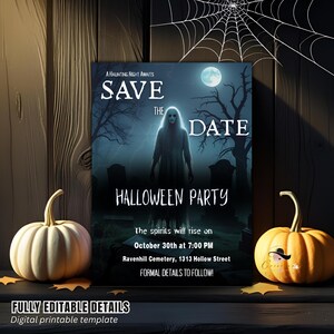 Peut inclure: Une invitation pour une fête d'Halloween avec un design effrayant. L'invitation présente une silhouette fantomatique, une pleine lune et une scène de cimetière. Deux citrouilles sont de chaque côté de l'invitation. Le texte dit "Save the Date" et "Halloween Party".