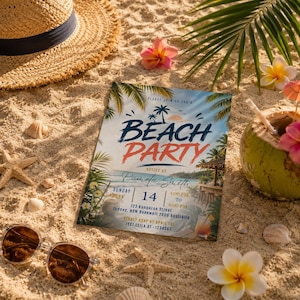 Op de afbeelding: Een uitnodiging voor een strandfeest met een tropische strandscène, palmbomen en de woorden "Beach Party". De uitnodiging is omgeven door zand, schelpen, een strohoed, zonnebrillen en een kokosdrank.