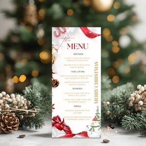 Puede incluir: Una tarjeta de menú navideña con un diseño festivo. El menú presenta aperitivos, platos principales, postres y bebidas. La tarjeta tiene un diseño de cinta roja y bastón de caramelo, con una ilustración de muñeco de nieve y árbol de Navidad. El texto dice "Feliz Navidad".
