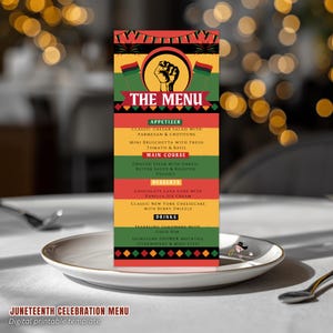 Puede incluir: Una colorida tarjeta de menú con un emblema de puño negro, banderas y el texto "THE MENU". El menú enumera aperitivos, platos principales, postres y bebidas. La parte inferior de la tarjeta dice "Juneteenth Celebration Menu" y "Digital printable template."