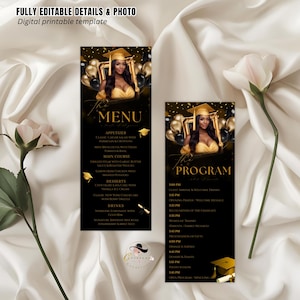 Può includere: Modelli di menu e programma di laurea neri e dorati. Il menu presenta una foto di una donna con un cappello di laurea, con le voci del menu sottostanti. Il programma elenca il programma dell'evento. Il testo "FULLY EDITABLE DETAILS & PHOTO" è in alto.