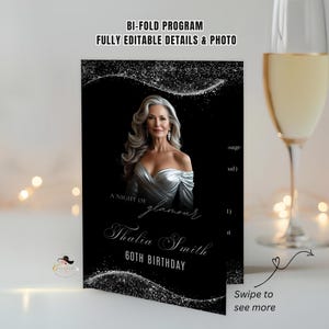 Pode incluir: Um programa preto dobrável com o texto "BI-FOLD PROGRAM FULLY EDITABLE DETAILS & PHOTO". O programa apresenta uma mulher em um vestido prateado, as palavras "A NIGHT OF glamour", "Thalia Smith 60TH BIRTHDAY" e um aviso "Swipe to see more".
