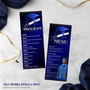 Pode incluir: Dois modelos de eventos de formatura em azul marinho. O cartão do programa lista a programação do evento, e o cartão do menu apresenta uma foto do formando e uma lista de comidas e bebidas. Ambos os cartões têm um design de chapéu de formatura e pergaminho.