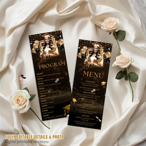 Pode incluir: Dois programas e menus de cerimónia de formatura com a foto de uma graduada com chapéu e toga dourados. Os programas e menus são pretos e dourados com detalhes do evento. As palavras "PROGRAMA" e "MENU" são visíveis.