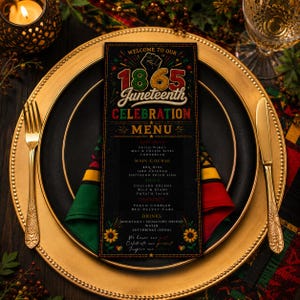 Puede incluir: Una tarjeta de menú de la celebración del Juneteenth en un plato negro con borde dorado, con un menú con aperitivos, platos principales, guarniciones, postres y bebidas. La tarjeta tiene el texto "1865 Juneteenth Celebration Menu". Un tenedor y un cuchillo dorados están a los lados.