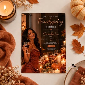 Peut inclure: Une carte d'invitation rectangulaire pour un dîner de Friendsgiving montrant une personne en robe en satin rouille tenant un verre de vin. Le texte indique : You're invited to a Friendsgiving dinner hosted by Samantha Lee, Saturday Nov 23.