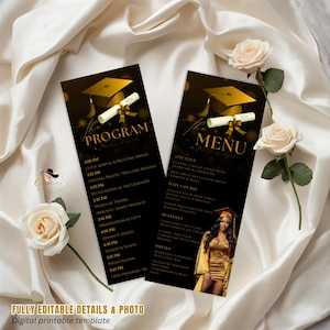 Pode incluir: Dois modelos pretos para eventos de formatura com detalhes dourados. Um é um programa, o outro um menu. Ambos apresentam um design de chapéu de formatura e pergaminho. O menu inclui uma foto de um graduado. O texto diz "FULLY EDITABLE DETAILS & PHOTO".