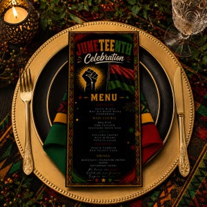 Puede incluir: Una tarjeta de menú de la celebración del Juneteenth con un fondo negro, con un puño en alto y los colores de la bandera panafricana. El menú enumera aperitivos, platos principales, guarniciones, postres y bebidas. Cubiertos dorados y una vela sobre la mesa.