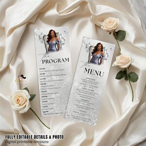 Pode incluir: Modelo digital imprimível para um programa e um menu. O programa e o menu são brancos com detalhes de glitter prateado e uma foto de uma mulher em um vestido azul. O texto inclui detalhes do evento e itens do menu. Duas rosas creme estão na imagem.