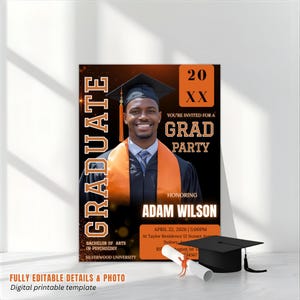 Op de afbeelding: Een sjabloon voor een afstudeerfeestuitnodiging met een foto van een afgestudeerde in een hoed en toga. De uitnodiging bevat het woord "GRADUATE" en feestdetails, waaronder de naam van de geëerde, de datum en de locatie. Een diploma en een afstudeerhoed zijn ook zichtbaar.