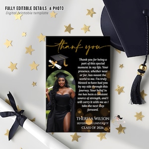 Peut inclure: Carte de remerciement de remise de diplôme noire et dorée. La carte présente une photo d'une diplômée en robe et chapeau noirs, avec les mots "merci" en écriture élégante. Des confettis en forme d'étoiles dorées décorent l'arrière-plan.
