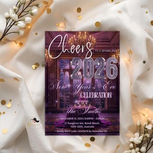 Puede incluir: Invitación a la celebración de Nochevieja 2026, con un diseño púrpura y dorado. Destaca el texto "Cheers to a Sparkling 2026 New Year's Eve Celebration". La invitación incluye detalles del evento, una lámpara de araña y una mesa.