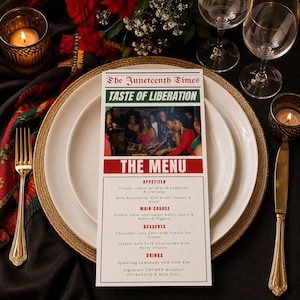 Puede incluir: Una mesa formal con un menú titulado "The Juneteenth Times: Taste of Liberation". El menú enumera aperitivos, platos principales, postres y bebidas. Platos con borde dorado, cubiertos y velas completan la elegante escena.
