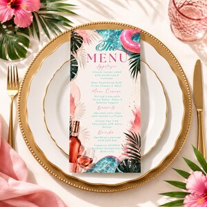 Op de afbeelding: Een verticale menukaart met een tropisch thema, palmbladeren, een roze zwemband en waterpatronen. De tekst bevat The Menu, Appetizer, Main Course, Dessert en Drinks, met een opsomming van diverse gerechten en een wijnglasillustratie.