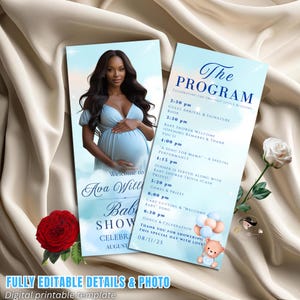 Könnte beinhalten: Eine Babyparty-Einladungs- und Programmvorlage. Die Einladung zeigt ein Foto einer schwangeren Frau in einem blauen Kleid. Das Programm listet den Ablauf der Veranstaltungen auf, einschließlich Spiele, Preise und ein Baby-Lied. Der Text "FULLY EDITABLE DETAILS & PHOTO" steht unten.
