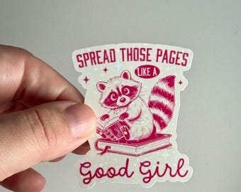 Diffondi quelle pagine come una brava ragazza, adesivo olografico "Procione che legge", Bookish, Booktok, amante dei libri, laptop, Kindle, bottiglia d'acqua