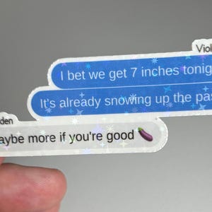 Könnte beinhalten: Ein Sticker mit einer Textnachrichten-Konversation zwischen zwei Personen. Der Text lautet "Ich wette, wir bekommen heute Abend 7 Zoll Schnee" und "Es schneit bereits am Pass". Die untere Nachricht lautet "Vielleicht mehr, wenn du brav bist" mit einem Auberginen-Emoji.