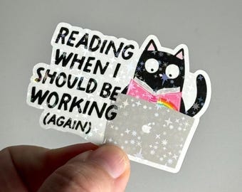 仕事に戻らなければならないのに読書中 黒猫のホログラムステッカー、本好き、Booktok、読書家、ノートパソコン、Kindle、ウォーターボトル