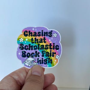 Chasing That Scholastic Book Fair High Sticker, Millennial, Bokälskare, Booktok, Bokälskare, Laptop, Kindle, Vattenflaska bild 1