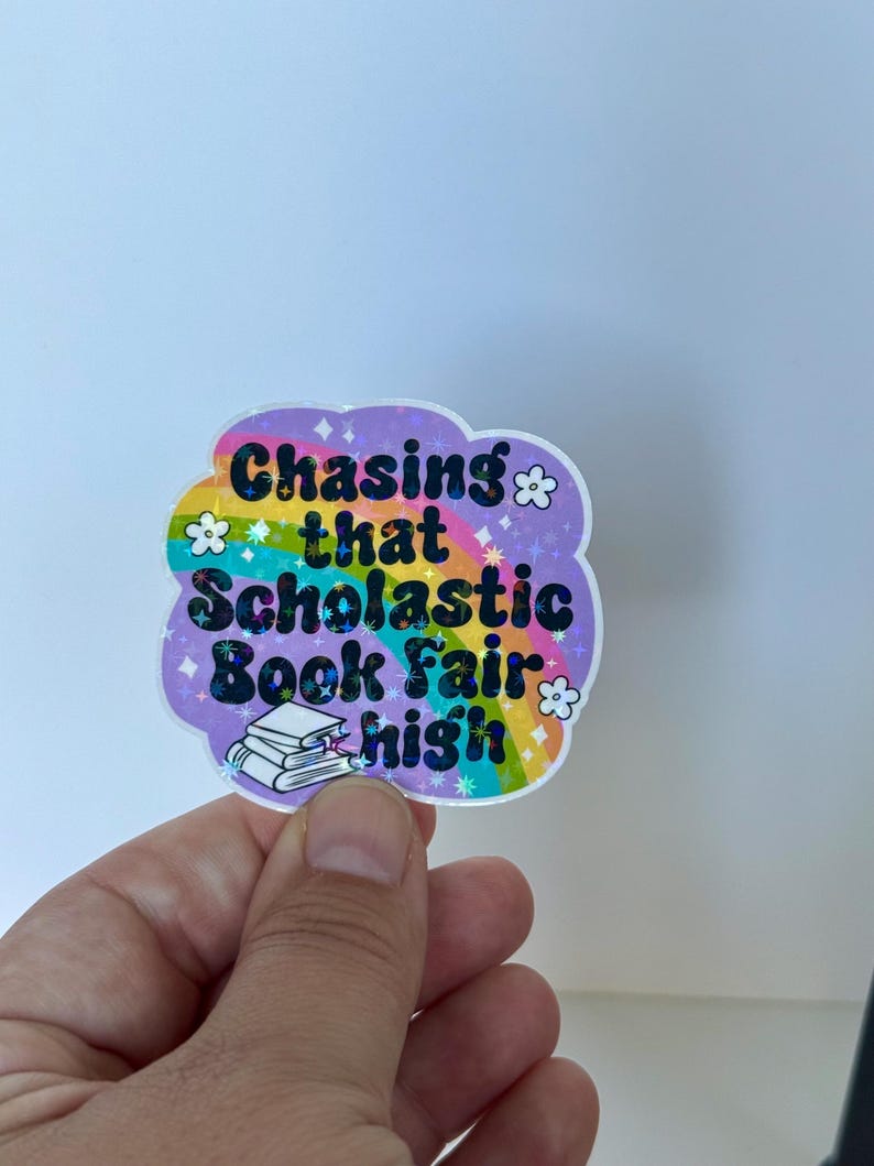 Chasing That Scholastic Book Fair High Sticker, Millennial, Bokälskare, Booktok, Bokälskare, Laptop, Kindle, Vattenflaska bild 1
