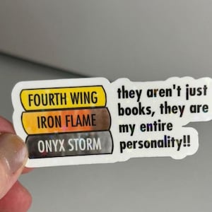 De är inte bara böcker, de är hela min personlighet Fourth Wing, Onyx Storm Book Stack-klistermärke, bokälskare, bärbar dator, bokälskare