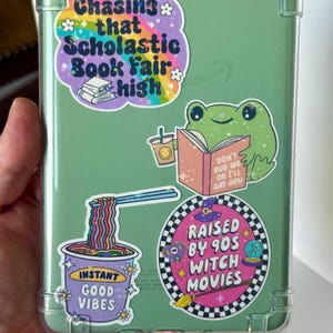 Chasing That Scholastic Book Fair High Sticker, Millennial, Bokälskare, Booktok, Bokälskare, Laptop, Kindle, Vattenflaska bild 2