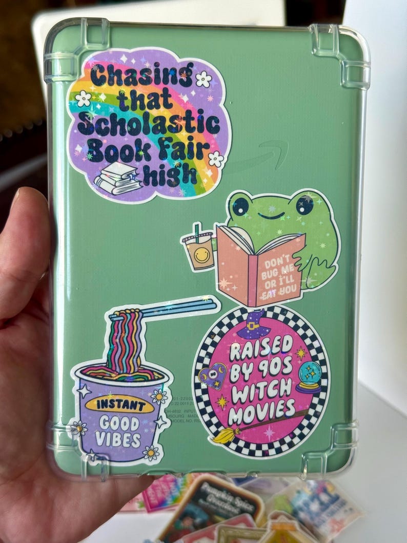 Chasing That Scholastic Book Fair High Sticker, Millennial, Bokälskare, Booktok, Bokälskare, Laptop, Kindle, Vattenflaska bild 2