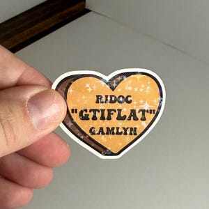 Ridoc Bra att jag knullar som en tredje GTIFLAT Gamlyn Citat Godishjärta Klistermärke, Onyx Storm, Fjärde Vingen, Bokälskare, Boktok, Bokälskare, Laptop