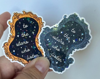 To the Stars Who Listen & the Dreams That Arequery Spiegel-Aufkleber, Bücherwurm, Booktok, Buchliebhaber, Laptop, Wasserflasche