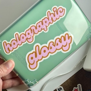 Chasing That Scholastic Book Fair High Sticker, Millennial, Bokälskare, Booktok, Bokälskare, Laptop, Kindle, Vattenflaska bild 4