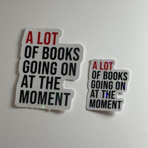 Adesivo TS "Un sacco di libri in corso in questo momento", adesivo Kindle, Bookish, Booktok, amante dei libri, regalo, adesivo per laptop