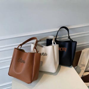 Personalisierte Kunstleder Tragetaschen Individuell gestickter Name Weiches Leder Hangbags für Frauen Trendige Schultertasche für Frauen