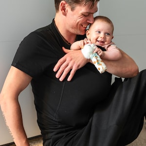 Camiseta negra para papá con portabebés Bolsa clásica para recién nacidos Camiseta atemporal para padre Camiseta para papá para llevar a un bebé recién nacido