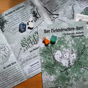Peut inclure: Un jeu de société avec des cartes illustrées et des dés. Le jeu présente une couverture verte et blanche avec le titre "Der Eichhörnchen-Hort" et des illustrations d'écureuils. D'autres cartes et dés sont éparpillés.