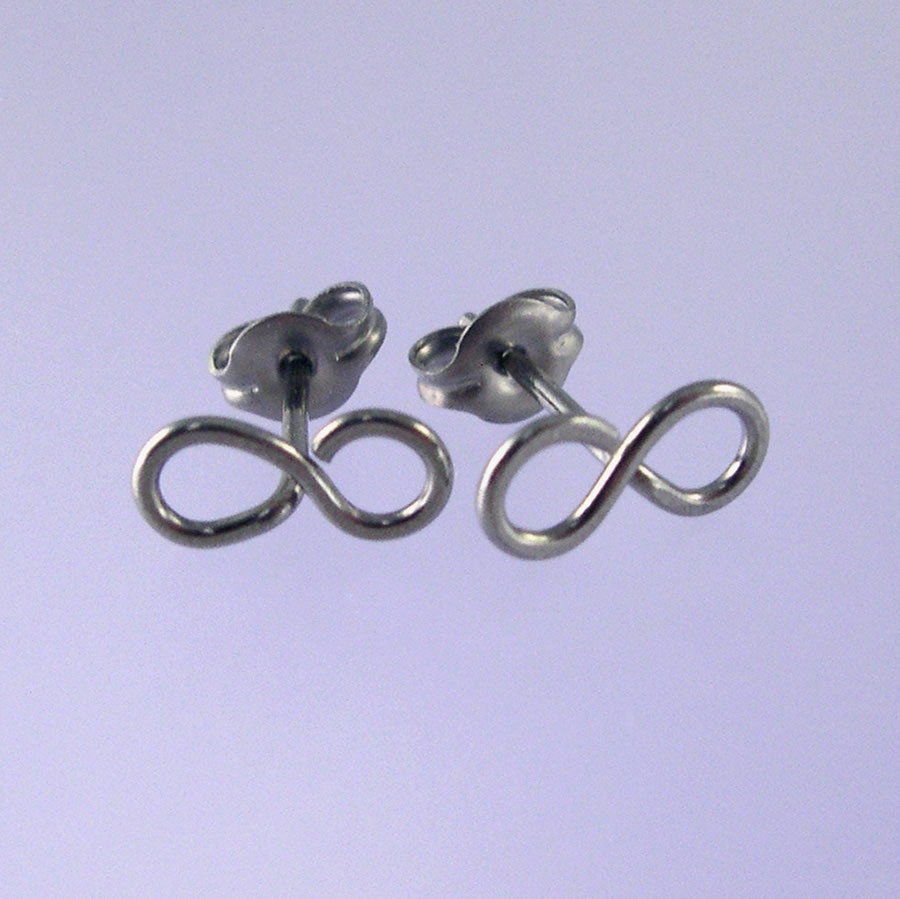KISS7: Infinity niobium stud earrings