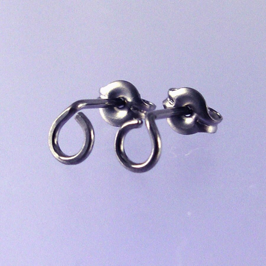 KISS10b: Very small niobium stud earrings | Etsy