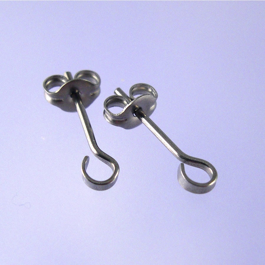KISS8: Niobium stud earrings