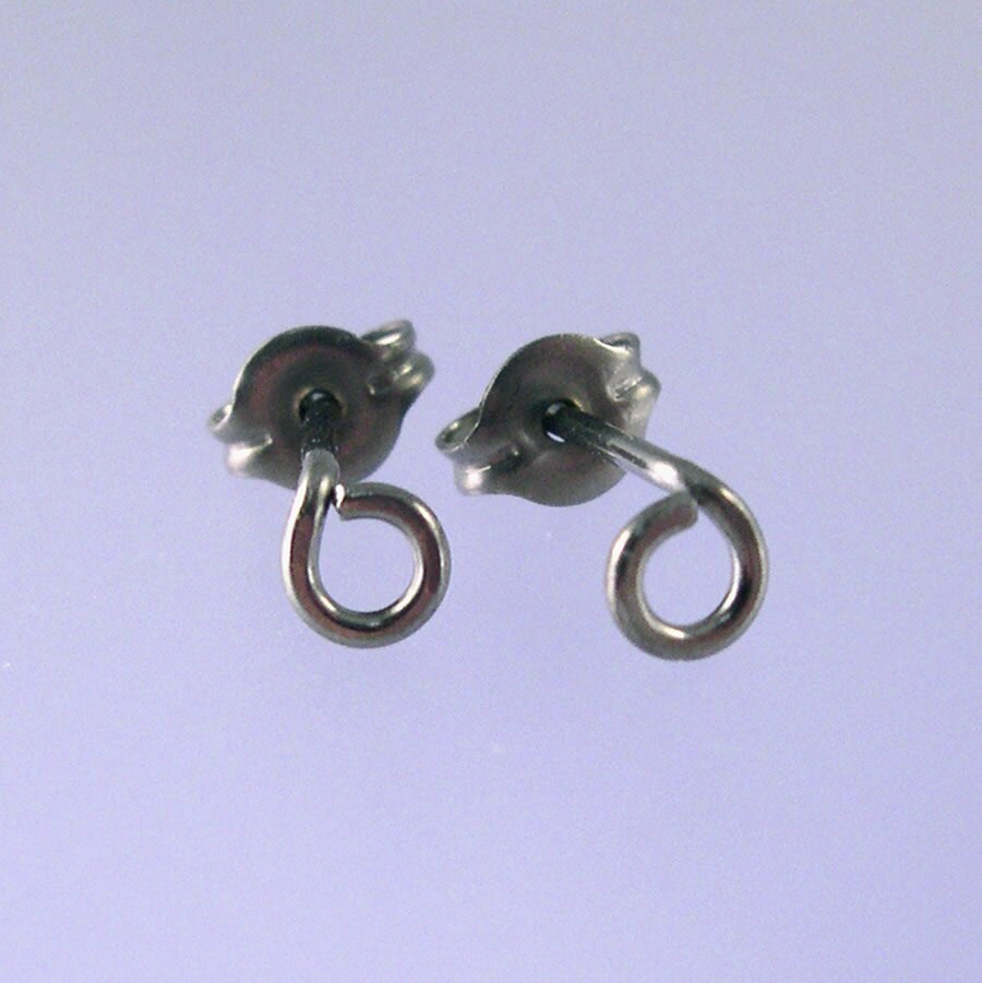 KISS10: Tiny niobium stud earrings