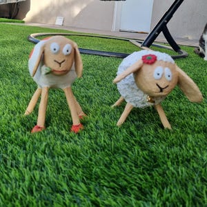 Juego de 2 figuras de ovejas blancas, escultura de oveja de papel maché, decoración del hogar de ovejas, adornos de ovejas, ovejas decorativas hechas a mano, animales de granja