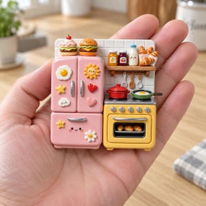 Może przedstawiać: Miniaturowy zestaw kuchenny z różową lodówką ozdobioną małymi magnesami w kształcie słońca, serca i jajka oraz żółtą kuchenką z czerwonym garnkiem i patelnią. Na drewnianej półce znajdują się słoiki, butelka mleka i rogaliki.